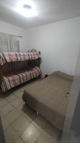 1 dormitorio con 1 cama y 1 sofá en una habitación en Casa Moderna amplia dorrego guaymallen en Mendoza