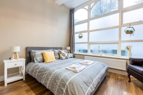 Tempat tidur dalam kamar di Modern 2BD Flat In Camden Town London