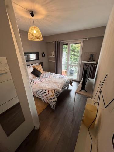 une chambre avec un lit et une fenêtre dans l'établissement Logement - 53 M2 - proche coeur impérial, à Metz