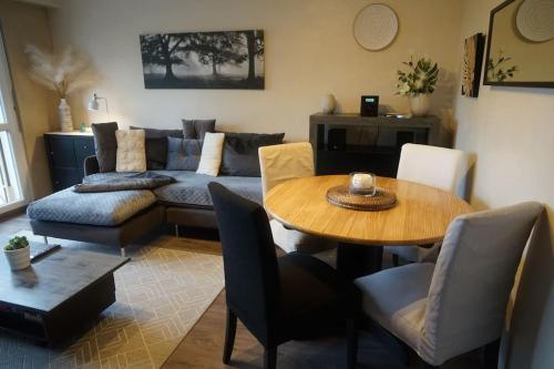 un salon avec un canapé et une table dans l'établissement Logement - 53 M2 - proche coeur impérial, à Metz