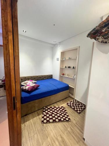 um pequeno quarto com uma cama e um closet em Appartement marina hammamet em Hammamet