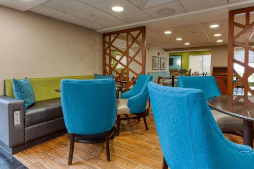 a waiting room with blue chairs and tables at Drury Inn & Suites St. Louis Fenton in Fenton