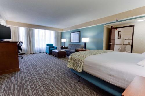 Postel nebo postele na pokoji v ubytování Drury Inn & Suites Birmingham Grandview