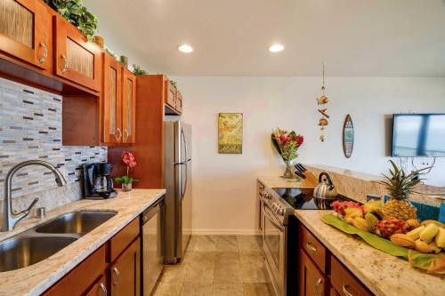 Η κουζίνα ή μικρή κουζίνα στο Waipouli Beachfront Condo with Balcony and Ocean Views