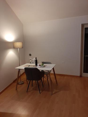 a white table with two chairs and a lamp in a room at Sapori e Sapere di Troisi Margherita in Sicignano degli Alburni