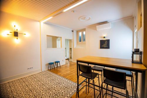 a kitchen with a table and chairs in a room at VAGO Alcântara Suites in Lisbon