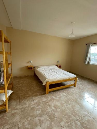 een slaapkamer met een bed in een kamer bij Departamento Alta Gracia in Alta Gracia