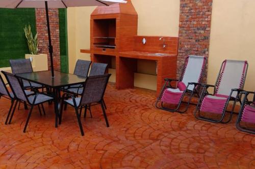 jadalnia ze stołem i krzesłami w obiekcie Villa remodelada con Jacuzzi w mieście La Libertad