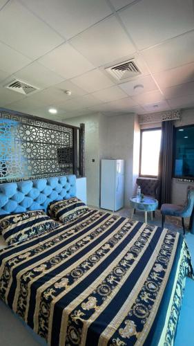 1 dormitorio con 1 cama grande en una habitación en Luxe Studio Sea View, en Orán