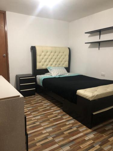 um quarto com uma cama e uma cama sidx sidx sidx em Departamento Amoblado em Huaraz
