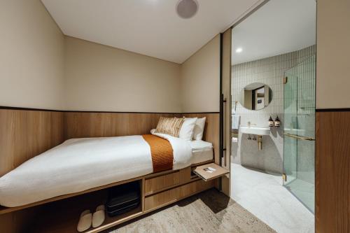 um quarto com uma cama e um chuveiro em Aerotel Sydney (Arrivals B, International Terminal 1) em Sydney