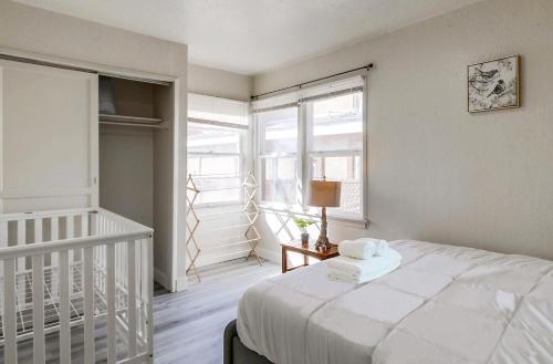 Кровать или кровати в номере Entire Private 3-Bedroom House w Spacious Yard & 4-cars Parking, Baby Crib, Free Wi-Fi