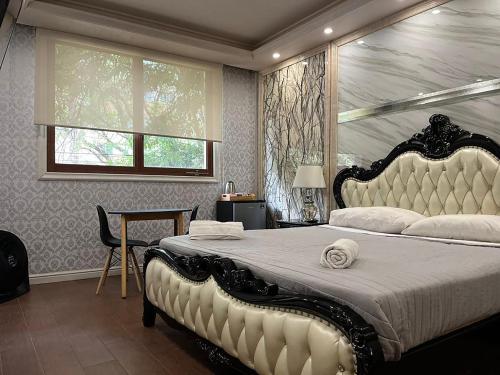 1 dormitorio con 1 cama grande y cabecero grande en Guest House en Polanco, en Ciudad de México