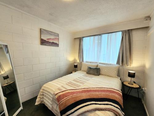 1 dormitorio con cama y ventana grande en CQN's en Wellington