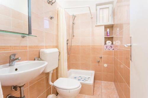 Kúpeľňa v ubytovaní Apartment Podgora 6846a