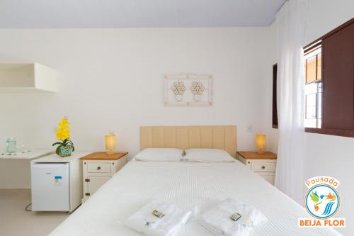 um quarto com uma cama com duas toalhas em Pousada Beija-Flor em Chapada dos Guimarães
