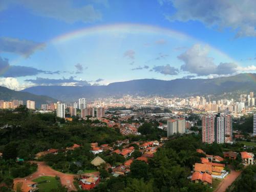 a view of a city with a rainbow in the sky at Paraíso en la ciudad in Medellín