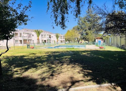 un patio con piscina y algunos edificios en Departamento Refaccionado y centrico, en Vicuña