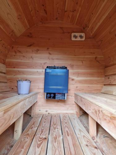 a room with two benches and a tv in a log cabin at Ecos del Manantial in Villarrica