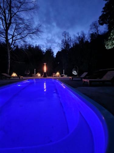 a blue light on a swimming pool at night at Ecos del Manantial in Villarrica