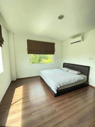 - une chambre avec un grand lit et une fenêtre dans l'établissement Anna温馨公寓式的住宅, à Kuching