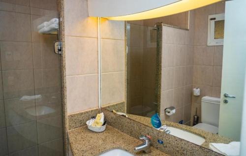 La salle de bains est pourvue d'un lavabo et d'un miroir. dans l'établissement Sun City Rota das Emoções, à Camocim