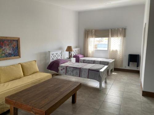 uma sala de estar com duas camas e um sofá em La Higuera con Parking B em Azul