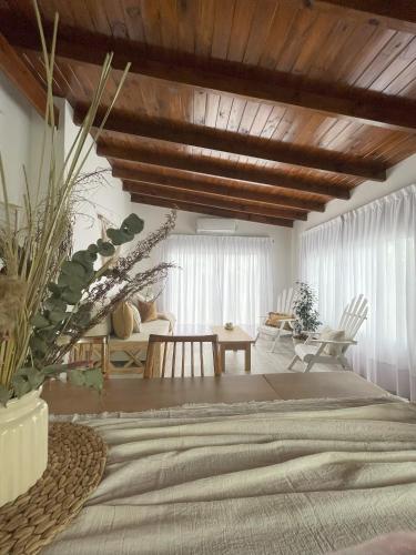 Un dormitorio con una cama grande y una sala de estar. en Los Narvales Chapadmalal, en Mar del Plata