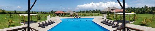einen Luftblick auf einen Pool in einem Resort in der Unterkunft PUNTA COCO VILLAS BEACH in Cojimíes