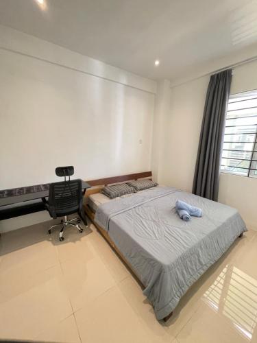 um quarto com uma cama, uma secretária e uma cadeira em Anna 温馨住家住宅 em Sibu
