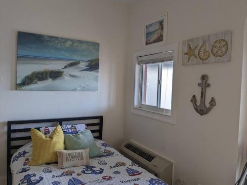 um quarto com uma cama e uma janela em Fish/Boat & Relax Resort Marina Gem on the water! em Naples