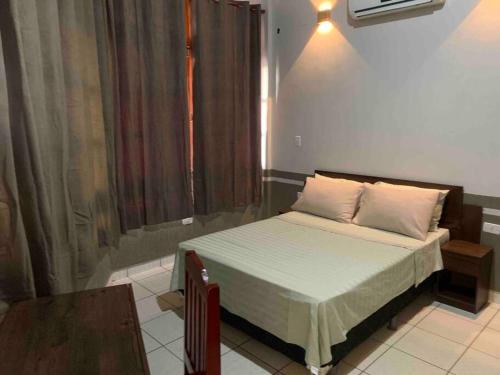 a small bed in a room with a window at Departamento cómodo y céntrico in Cobija