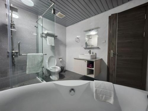 Ένα μπάνιο στο LaGrande Residence Jacuzzi & Shower 10th FLR Unit