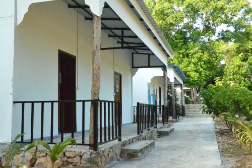 una casa con portico con cancello e alberi di Fat Monkey a Koh Rong Island