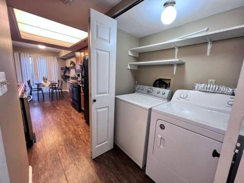 a kitchen with a washer and dryer in a room at The Cozy Townhouse WPAFB & WSU in Fairborn