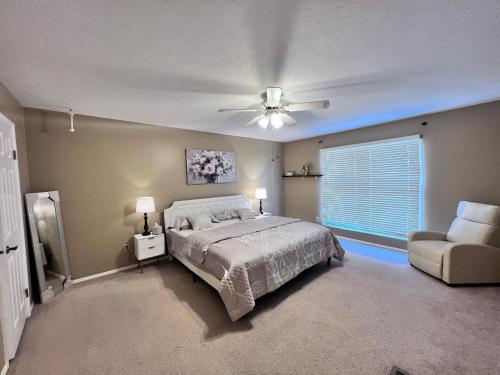 a bedroom with a bed and a ceiling fan at The Cozy Townhouse WPAFB & WSU in Fairborn