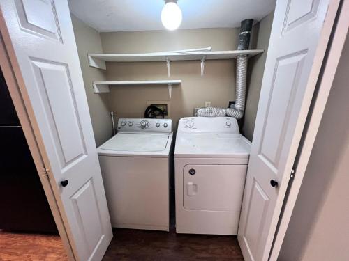 a washer and dryer in a small laundry room at The Cozy Townhouse WPAFB & WSU in Fairborn