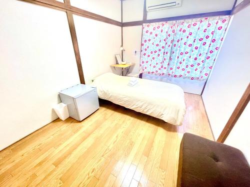 Ruang duduk di Wabi Sabi Hostel