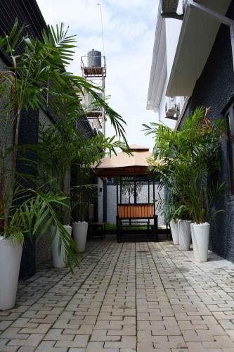 un cortile con panchina e piante in un edificio di Castle Estate Apartments ad Abuja