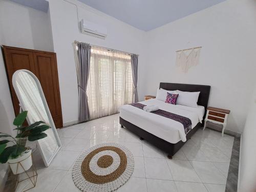 um quarto com uma cama e uma grande janela em Villa Wangko em Tanjungkarang