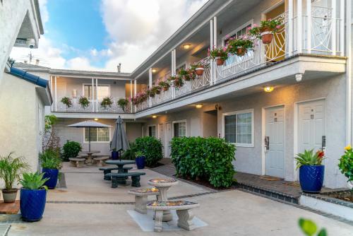 un cortile di un edificio con panchine e piante in vaso di Ocean Park Inn a Los Angeles