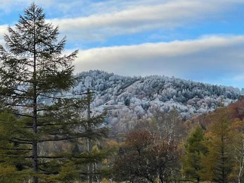Pemandangan gunung umum atau pemandangan gunung yang diambil dari ryokan