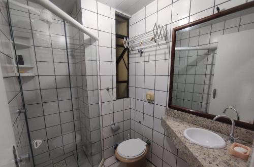 y baño con aseo, lavabo y espejo. en Afonso Cardoso da Veiga, en Florianópolis