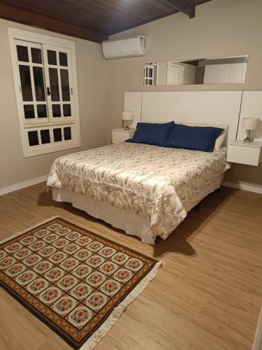 En eller flere senge i et værelse på Apartamento Central em Canela