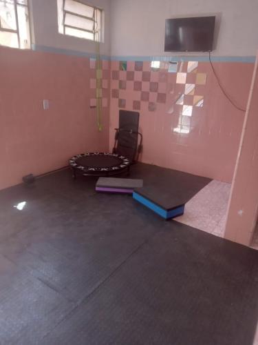Casa de Portas para Frente في فيتوريا: غرفة فارغة فيها كرسي وطاولة