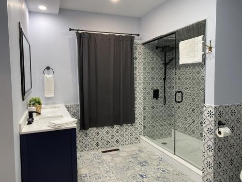 uma casa de banho com um chuveiro e um lavatório. em Casa Azul-lakefront em Leamington