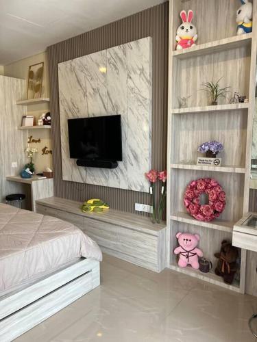 a bedroom with a bed and a flat screen tv at Xing Fave NagoyaThamrin City in Jodoh