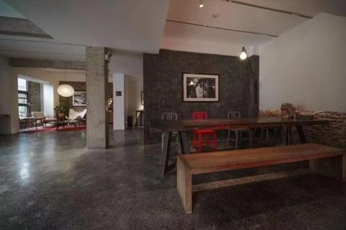 a living room with a table and red chairs at Zhuhai Bei Shan Ju Art Hotel in Zhuhai