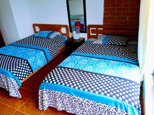2 Betten nebeneinander in einem Zimmer in der Unterkunft Confort Putumayo in Mocoa
