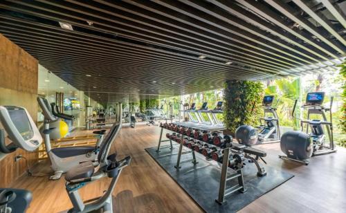 - une salle de sport avec des rames de vélos d'exercice et des tapis roulants dans l'établissement Flamingo Dai Lai Resort - Hotel & Villas- by Bay Luxury, à Phúc Yên